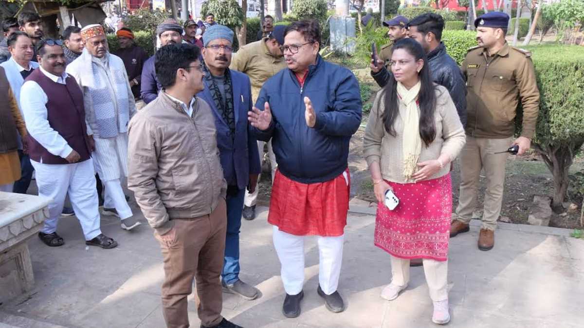 ऊर्जा मंत्री प्रद्युम्न सिंह पहुँचे जनता के बीच, समस्याएं सुन तत्काल किया निराकरण ऊर्जा मंत्री प्रद्युम्न सिंह पहुँचे जनता के बीच, समस्याएं सुन तत्काल किया निराकरण